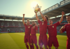 Équipe de football vintage célébrant avec un trophée en plein soleil