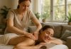 Photo d'une masseuse professionnelle donnant un massage relaxant dans un salon moderne